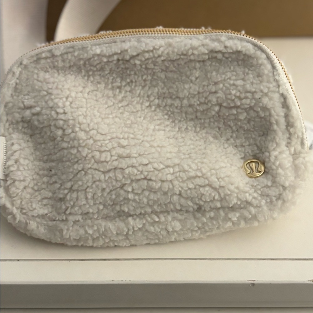 lululemon athletica Cream Sherpa Crossbody Bag - Picture 1 of 4